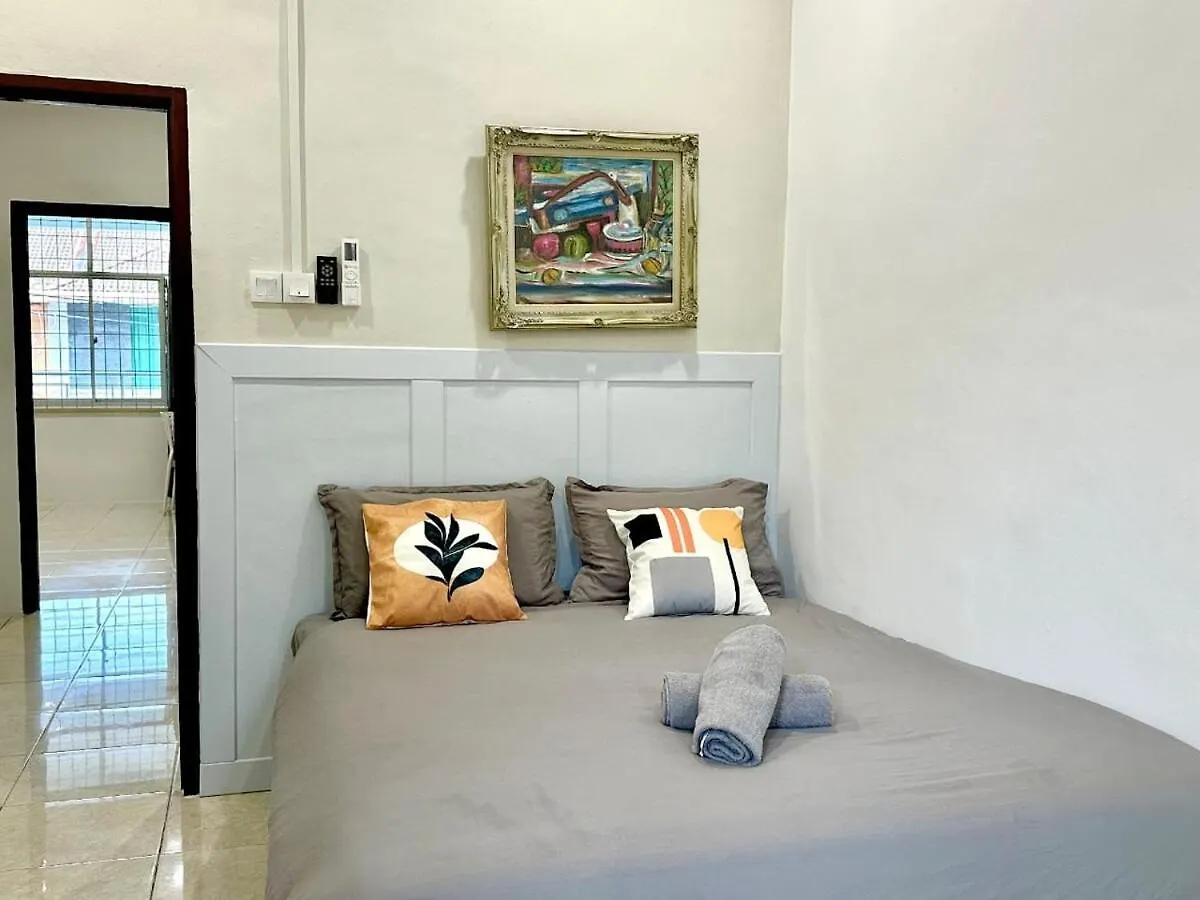 Vintage-Living 2Storey Haus12Pax Simpang Ampat  Casa de Férias Simpang Ampat (Penang)